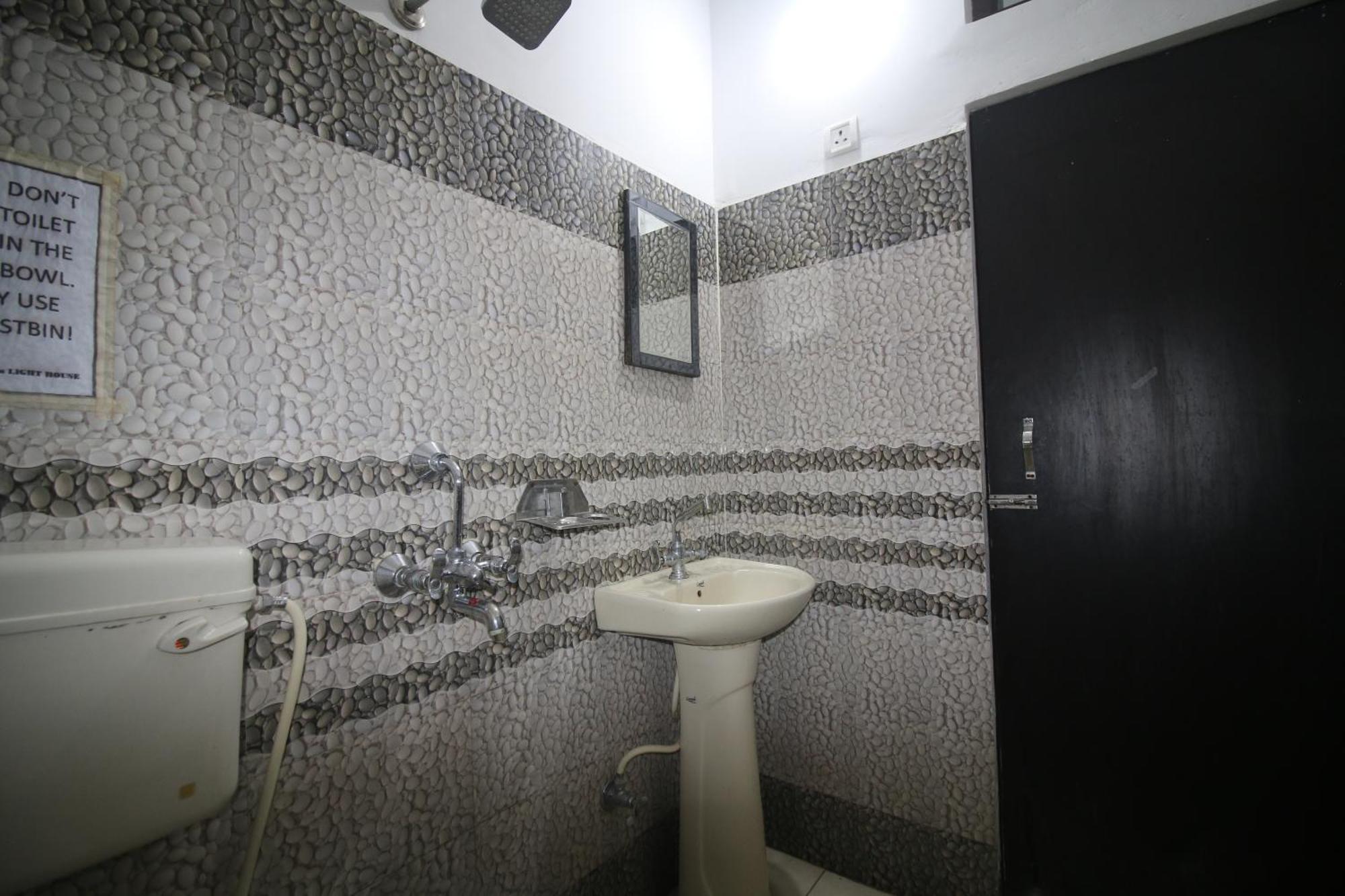 Sattva Cafe And Motel Rishīkesh Zewnętrze zdjęcie